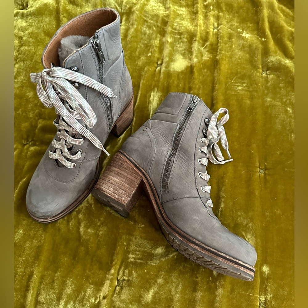 EUC Frye Karen shearling hiker boots. Size 8